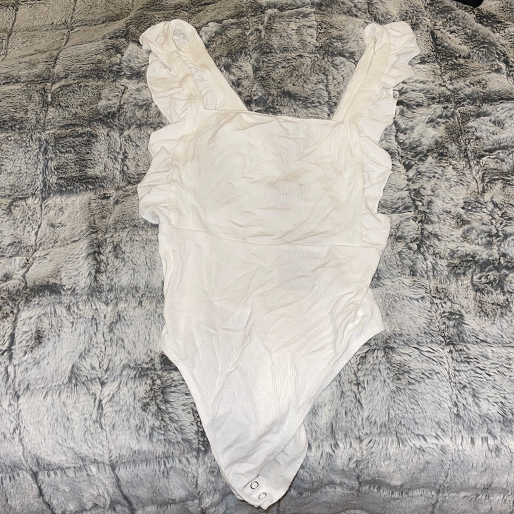 WHITE RUFFLE FOREVER 21 BODYSUIT